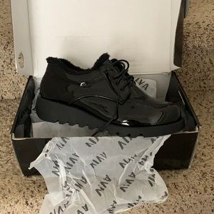 Black Platform (Shiny)